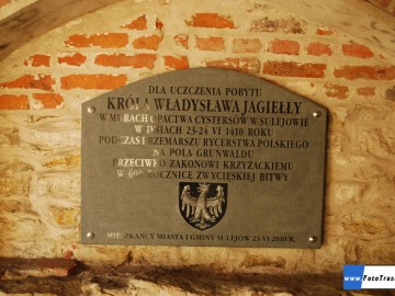 Tablica upamiętniająca pobyt Jagiełły w opactwie Cystersów w Sulejowie, <p>fot. Fototrasa</p>