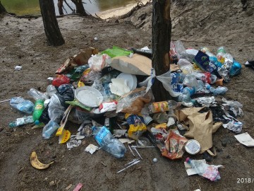 Śmieci nad Rzeką Rawką okolice 