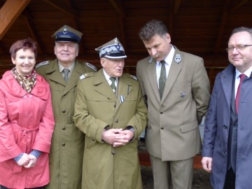 Gen. "Burza" Karliński i dyr Piotr Wypych (3 i 4 od lewej) - 2012 r, obchody rocznicy "Hubala"